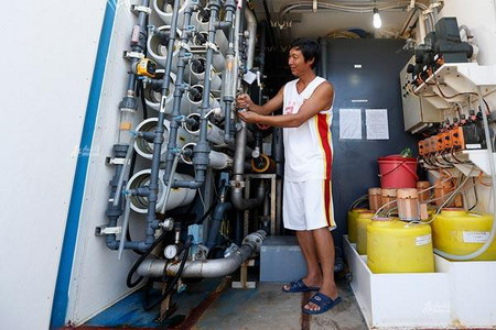 三沙市永兴岛,工程师戴世东在维护二级海水淡化设备 三沙市永兴岛,工程师戴世东在维护二级海水淡化设备