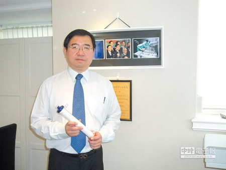 禾研董事长郑文一展示自家血液透析器 禾研董事长郑文一展示自家血液透析器