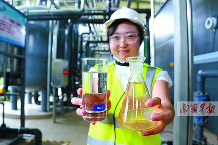 工作人员展示处理后变废为宝的“中水”（RO水）