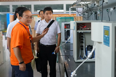优普市场研发总监方君先生带客人参观纯水事业部车间 优普市场研发总监方君先生带客人参观纯水事业部车间