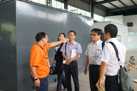 优普市场研发总监方君先生带客人参观污水项目事业部车间 优普市场研发总监方君先生带客人参观污水项目事业部车间