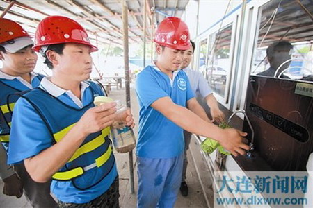 大连沙河口区总工会为辖区的建筑工地安装净水直饮机