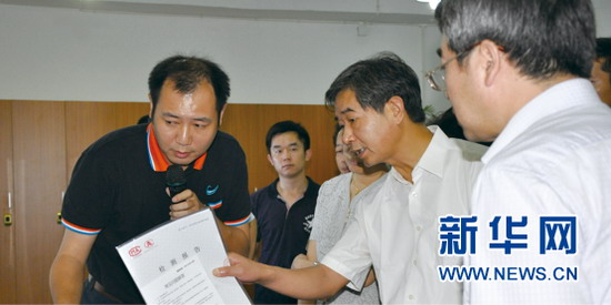 陶猛董事长(左一)在向泰州市政协领导介绍格林新风空气净化器 陶猛董事长(左一)在向泰州市政协领导介绍格林新风空气净化器