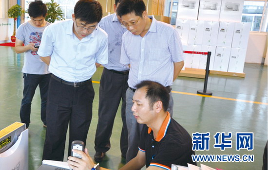 陶猛董事长(右一)向泰州市海陵区领导展示格林新风空气净化器测试净化效果 陶猛董事长(右一)向泰州市海陵区领导展示格林新风空气净化器测试净化效果