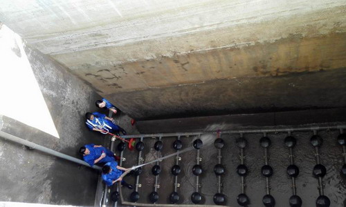 柳州市环卫处生化处理厂冒酷暑实施一体化池换泥作业 柳州市环卫处生化处理厂冒酷暑实施一体化池换泥作业