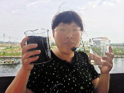 华越印染办公室主任陈丹介绍,经过处理以后的印染废水已变得十分清澈,可循环使用 华越印染办公室主任陈丹介绍,经过处理以后的印染废水已变得十分清澈,可循环使用