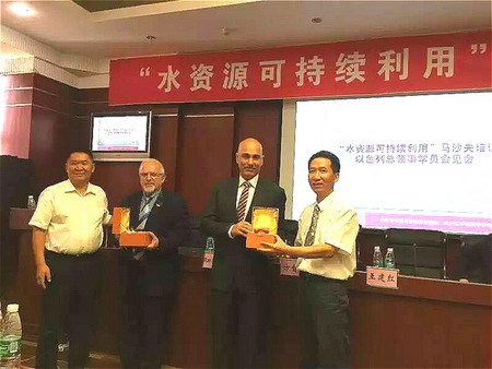 以色列知名水资源保护专家巴瑞吉克和雅科夫接受“水专家”授牌 以色列知名水资源保护专家巴瑞吉克和雅科夫接受“水专家”授牌