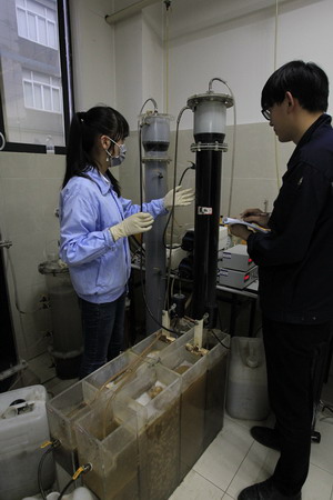 博瑞德技术人员正在做化工废水连续生化试验 博瑞德技术人员正在做化工废水连续生化试验