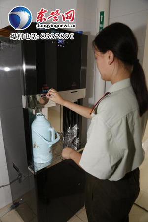 东营市一中新校体验:刷一卡通可接取水机“直饮水” 东营市一中新校体验:刷一卡通可接取水机“直饮水”