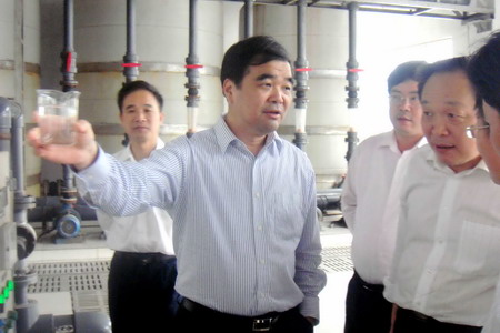 2010年5月20日,江苏省环保厅陈蒙蒙厅长现场查看盛虹集团印染废水出水水质 2010年5月20日,江苏省环保厅陈蒙蒙厅长现场查看盛虹集团印染废水出水水质
