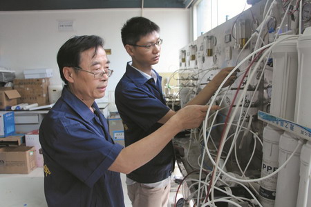 华津时代研发人员正在对产品进行测试 华津时代研发人员正在对产品进行测试