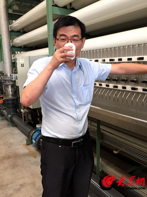 亚太森博副总经理许广利直接饮用处理后的水 亚太森博副总经理许广利直接饮用处理后的水