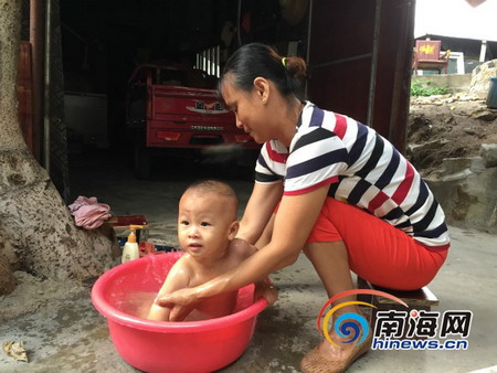 渔嫂杨丽正在用刚投入使用的海水淡化厂生产的淡水给儿子洗澡 渔嫂杨丽正在用刚投入使用的海水淡化厂生产的淡水给儿子洗澡