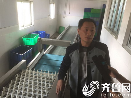 捷硕汽轮机设备有限公司总经理肖宏峰给记者介绍餐具处理情况 捷硕汽轮机设备有限公司总经理肖宏峰给记者介绍餐具处理情况