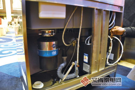 集成水槽的内部结构,从左至右分别是:垃圾处理器、小厨宝及净水系统 集成水槽的内部结构,从左至右分别是:垃圾处理器、小厨宝及净水系统