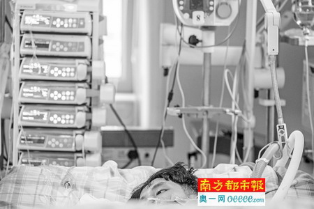 10月17日,暨南大学附属第一医院的ICU里,成功手术后的小许病情稳定 10月17日,暨南大学附属第一医院的ICU里,成功手术后的小许病情稳定