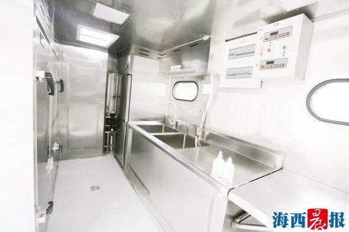 从左至右:蒸煮系统、水净化系统、冷冻系统、操作台和中控系统 从左至右:蒸煮系统、水净化系统、冷冻系统、操作台和中控系统