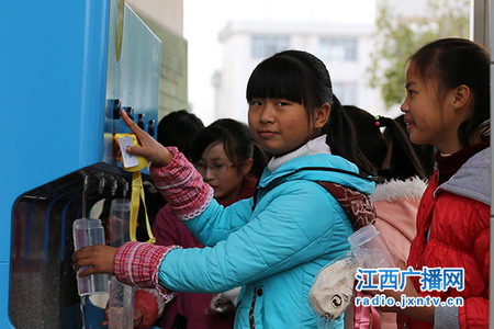 江西婺源秋口小学学生在校园内喝上了安全健康直饮水 江西婺源秋口小学学生在校园内喝上了安全健康直饮水