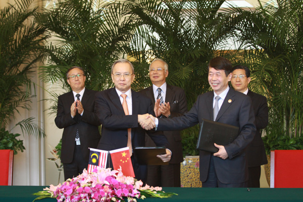 天津签署仪式现场。前排:先达集团主席马守中(左);天津经济技术开发区管理委员会主任王盛(右)后排:天津市委书记李鸿忠(左);马来西亚总理纳吉布(中);天津市委副书记,市人民政府副市长、代市长、党组书记王东峰(右) 天津签署仪式现场。前排:先达集团主席马守中(左);天津经济技术开发区管理委员会主任王盛(右)后排:天津市委书记李鸿忠(左);马来西亚总理纳吉布(中);天津市委副书记,市人民政府副市长、代市长、党组书记王东峰(右)