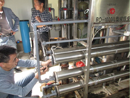 食药监部门督察下应城市福盈门纯净水厂更换反渗透膜 食药监部门督察下应城市福盈门纯净水厂更换反渗透膜