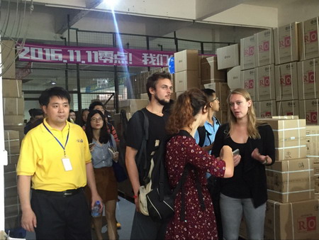 北京大学汇丰商学院师生在安之星净水器工厂实地参观 北京大学汇丰商学院师生在安之星净水器工厂实地参观
