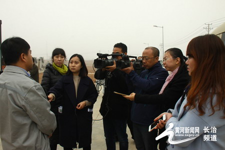 记者在潞安集团煤基清洁能源公司污水处理厂采访 记者在潞安集团煤基清洁能源公司污水处理厂采访