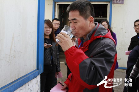 记者亲身体验污水经处理达到直饮标准 记者亲身体验污水经处理达到直饮标准