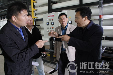 开启能源董事长朱有标向回访组记者介绍他的浓缩液态肥 开启能源董事长朱有标向回访组记者介绍他的浓缩液态肥