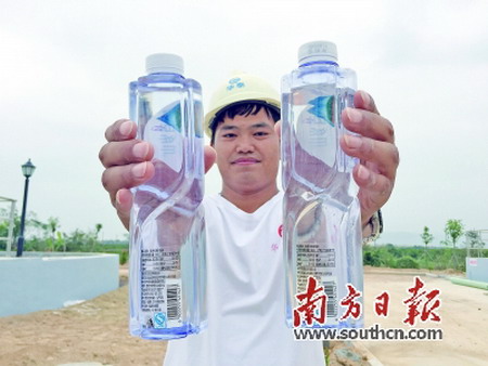 一瓶是矿泉水,一瓶是经处理的污水,从外观上已经无法分辨 一瓶是矿泉水,一瓶是经处理的污水,从外观上已经无法分辨