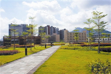 西丽再生水厂采用半地下式结构,上盖公园和谐融入周围社区 西丽再生水厂采用半地下式结构,上盖公园和谐融入周围社区