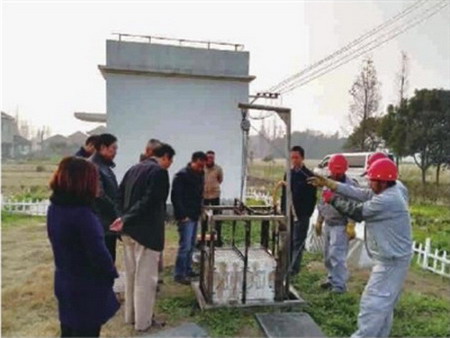 金山区吕巷镇生活污水处理站工作人员从地下将抽屉式主处理设备拉上来 金山区吕巷镇生活污水处理站工作人员从地下将抽屉式主处理设备拉上来