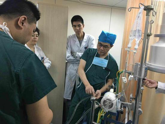 台湾心内科专家为远东医院医护人员讲解ECMO急救装置 台湾心内科专家为远东医院医护人员讲解ECMO急救装置
