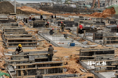 施工人员加紧建设“超滤膜组”基座 施工人员加紧建设“超滤膜组”基座