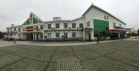 武当山服务区紧依南水北调的源头——丹江口水库
