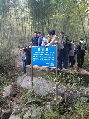 杭州电子科技大学学生考察天平矿泉水制水工艺及流程