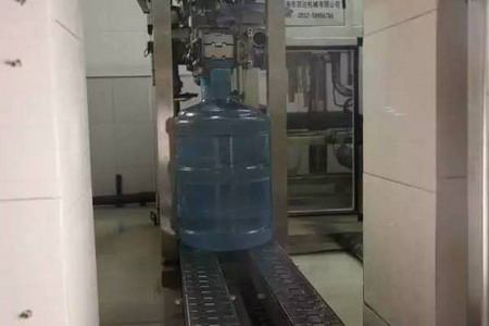 杭州电子科技大学学生考察天平矿泉水制水工艺及流程