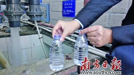 处理后的电镀废水(左)与原装矿泉水(右)对比 处理后的电镀废水(左)与原装矿泉水(右)对比