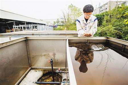 重庆耐德工业厂区实验基地,实验人员正在检测处理后的污水 重庆耐德工业厂区实验基地,实验人员正在检测处理后的污水