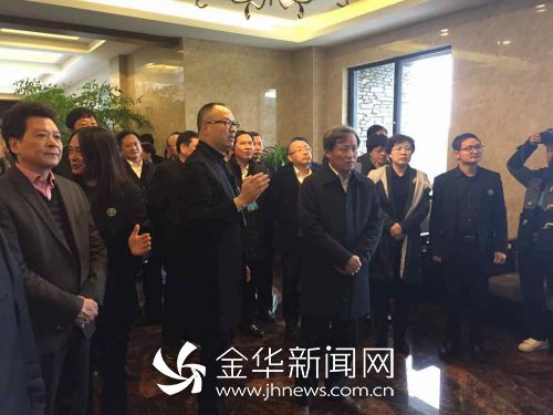 浙江美保龙种猪育种有限公司董事长沈建军向领导们介绍猪场设施 浙江美保龙种猪育种有限公司董事长沈建军向领导们介绍猪场设施
