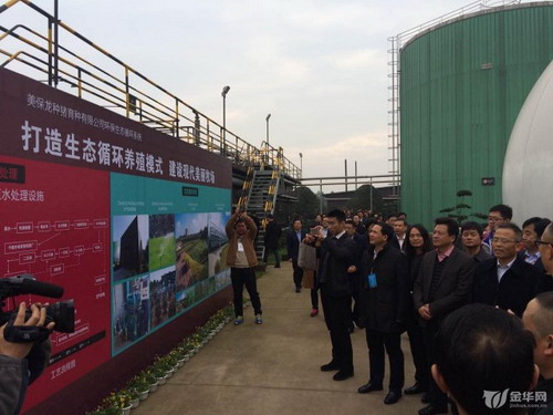 浙江美保龙种猪育种有限公司董事长沈建军向领导们介绍猪场设施 浙江美保龙种猪育种有限公司董事长沈建军向领导们介绍猪场设施