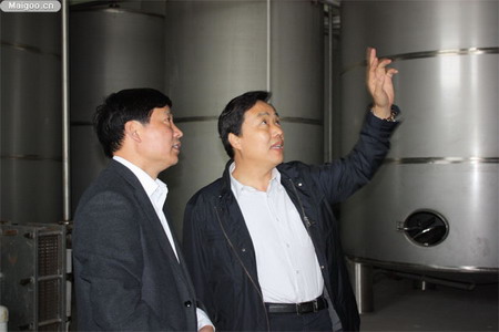 于金平董事长向上级领导介绍高效清洁液态制醋项目实施情况 于金平董事长向上级领导介绍高效清洁液态制醋项目实施情况