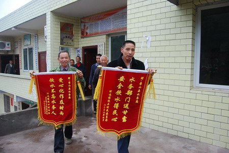 璧山区河边镇铁石村村民自发地将锦旗送到了区水务局 璧山区河边镇铁石村村民自发地将锦旗送到了区水务局