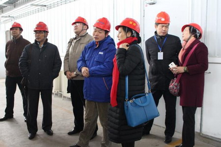 新奥环保副总工程师李伟(左四)在车间现场为专家考察团介绍情况 新奥环保副总工程师李伟(左四)在车间现场为专家考察团介绍情况