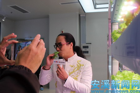 海西晨报记者直接食用蔬菜 海西晨报记者直接食用蔬菜