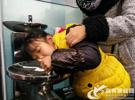 宜宾首个直饮水点免费向市民开放 宜宾首个直饮水点免费向市民开放