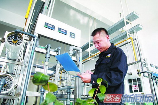 孔家垃圾处理厂污水处理站工作人员正在记录有关数据 孔家垃圾处理厂污水处理站工作人员正在记录有关数据