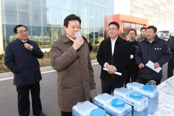 百发厂现场品尝市委书记李群为青岛淡化海水“代言” 百发厂现场品尝市委书记李群为青岛淡化海水“代言”