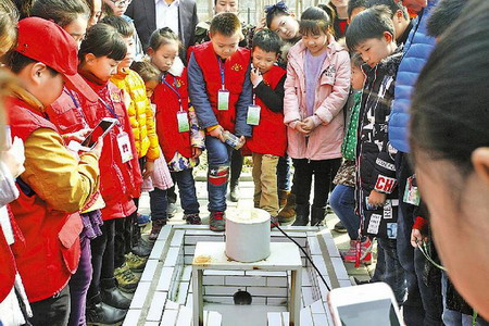 小记者观察生活垃圾渗沥液厂出水口 小记者观察生活垃圾渗沥液厂出水口
