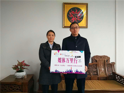 浩能科技总经理吴娟(左)销售总监及技术支持魏洪波先生(右) 浩能科技总经理吴娟(左)销售总监及技术支持魏洪波先生(右)