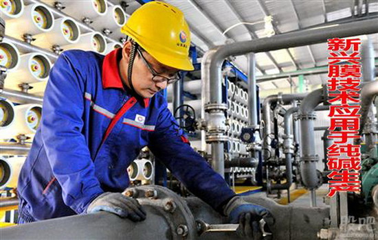 2016年1月26日,在日产1万立方米纳滤精制卤水制碱工业化示范项目现场,工作人员正在精心保养设备。 2016年1月26日,在日产1万立方米纳滤精制卤水制碱工业化示范项目现场,工作人员正在精心保养设备。